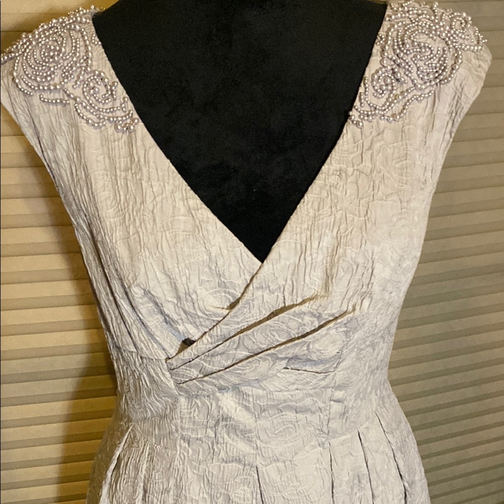 Elegant Creamy White Sleeveless Dress with beading. - Picture 2 of 6
